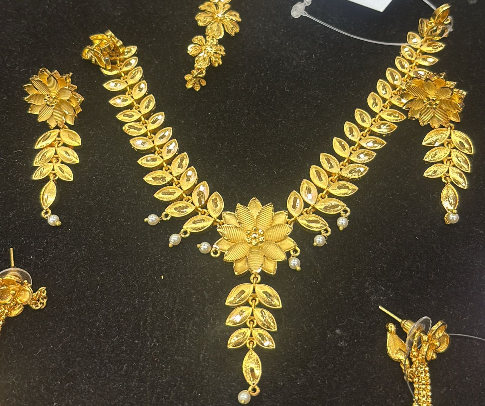 Golden Leaf Pearl Necklace Set